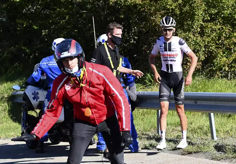 Benoot survives with minor injuries after crashing at 60 km/h in Tour de France