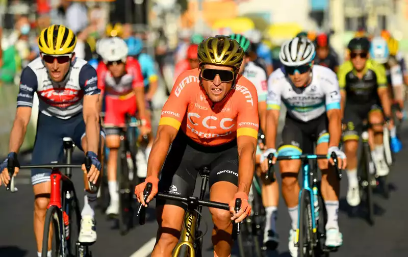 Tour de France: Juan Avermaat Teaches Matt White How to Pronounce His Name - NewsShorts