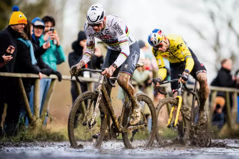 Big Crowd Anticipates Benidorm Cyclocross Showdown between Van der Pol and Van Art