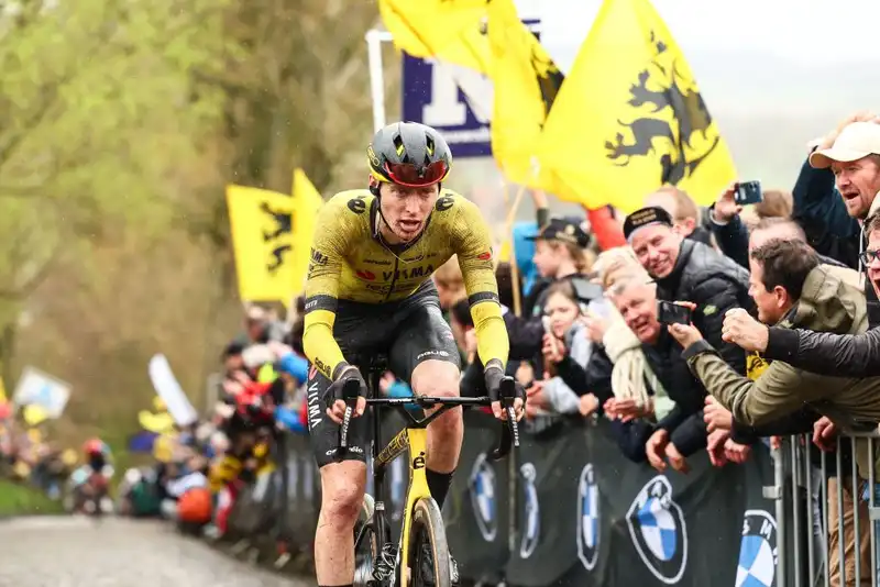 Mateo Jorgenson falls behind Van der Pol in the Tour of Flanders.