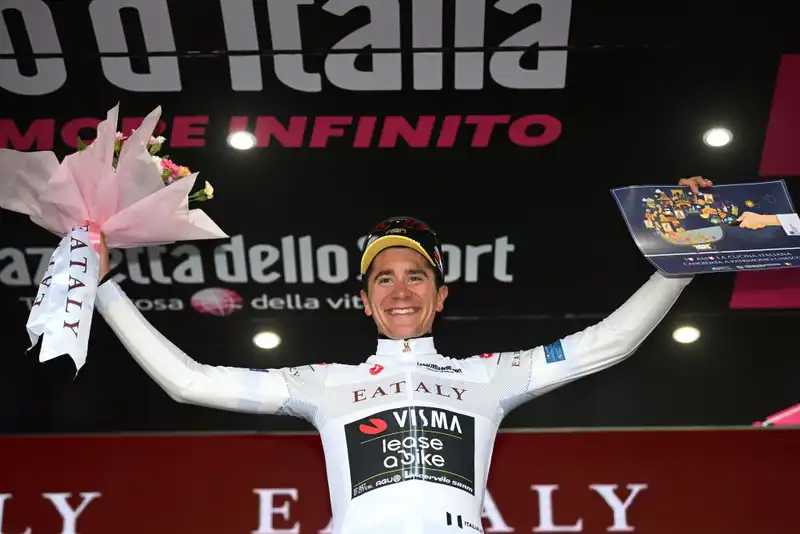 Sian UitzdeBrueckx takes first place in the youth class in her debut race at the Giro d'Italia