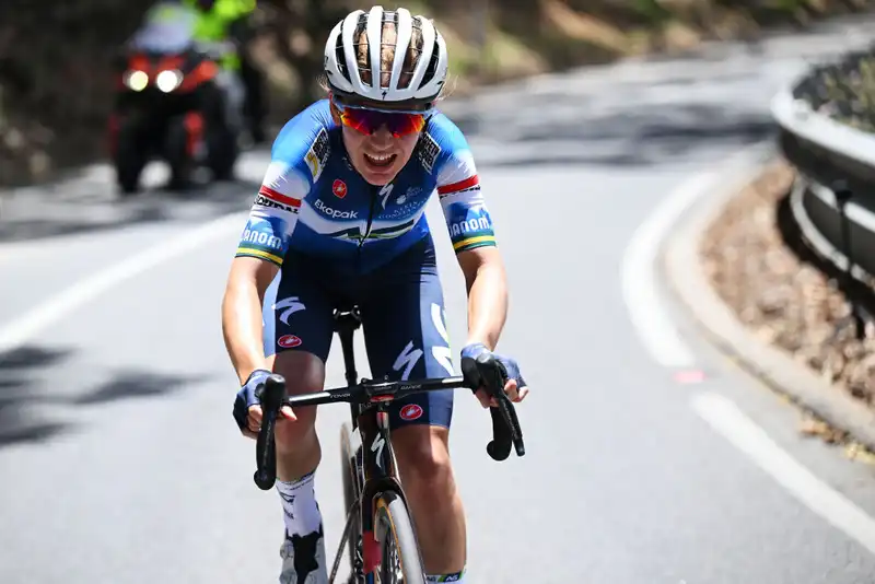 Sara Gigante, in fifth place in the first summit finish of the Vuelta Femenina.