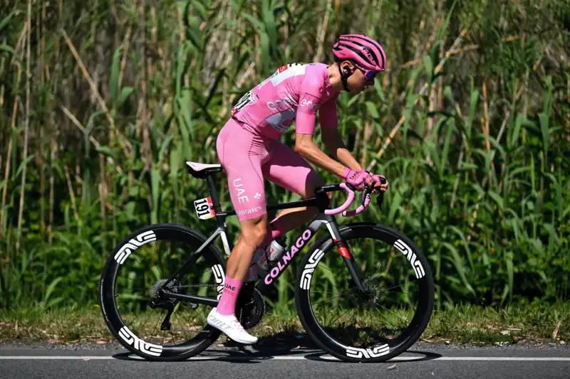 Giro d'Italia's Maria Rosa and Tadei Pogachar defend Napoli leadout