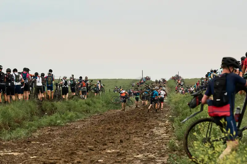 "Nice to meet you" – Matei Mohori ← Among the unbound riders who are preparing for a mud cameo