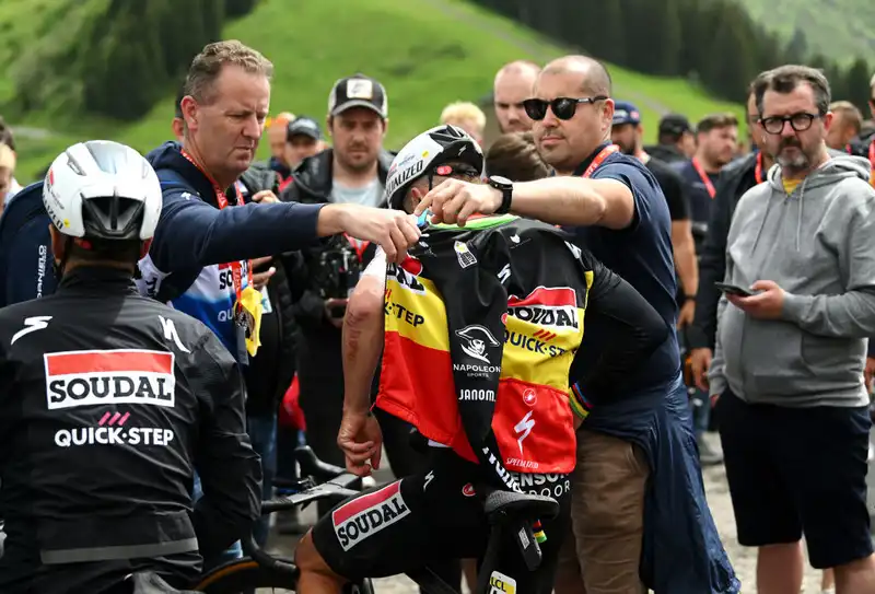 Remco Evenepoel keeps calm and carries on after the set-up of the repeat Critérium du Dauphiné lift