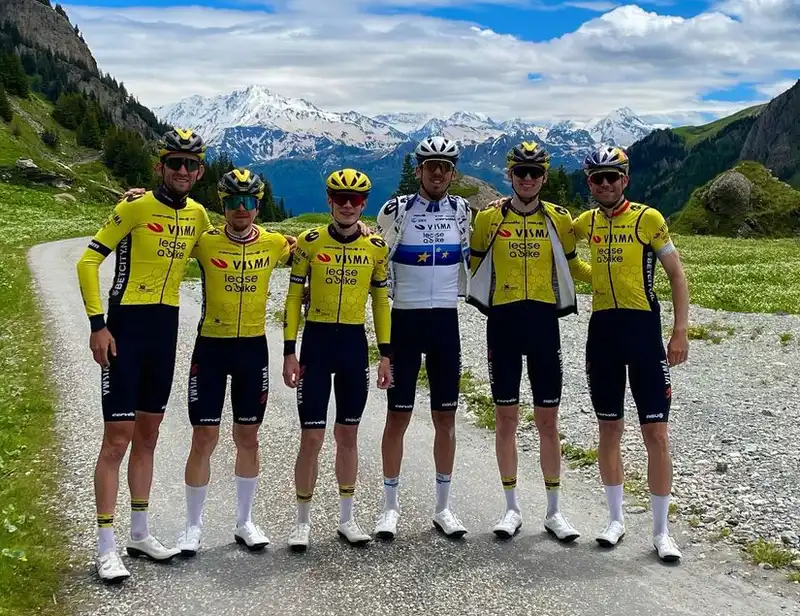 Is this the bike Tour de France team in Vismarice, with vinegar and Van Earle?