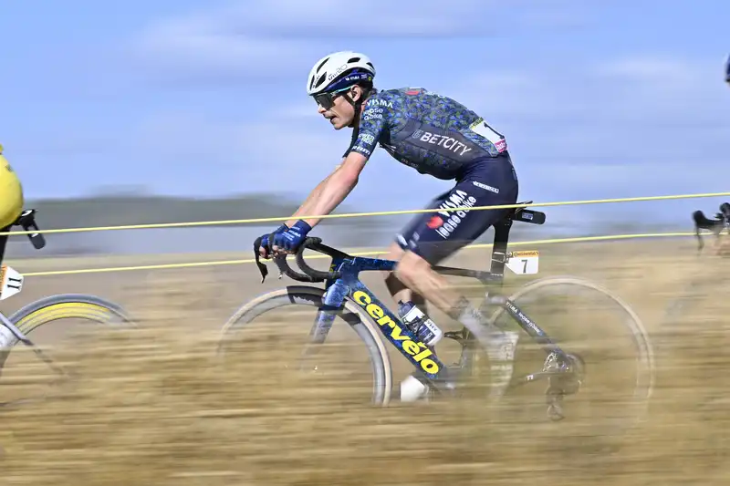 Jonas Vingegaard forced to race on teammate's bike...... Tour de France, stage 9, survives Pogacar attack