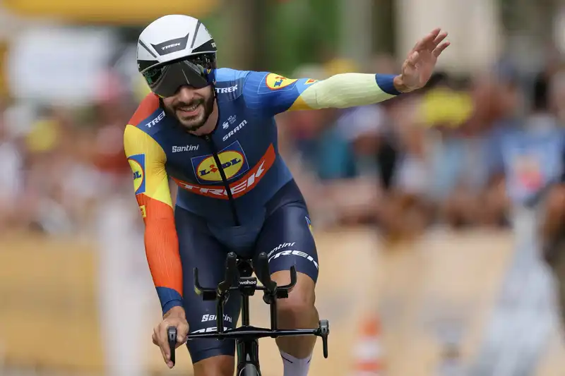 UCI Fines Julien Bernard for Kissing His Wife and Waving to Fans During Tour de France Time Trial