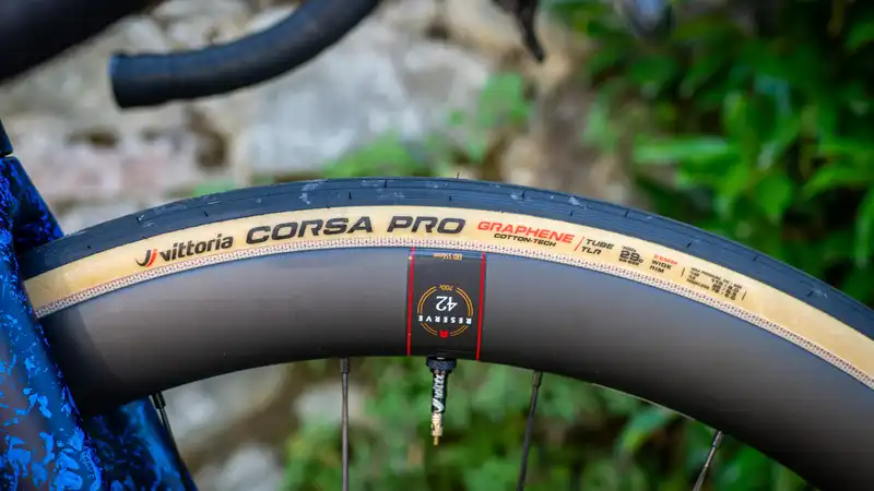 Are Tour de France racers cornering on the sidewalls of their tires?