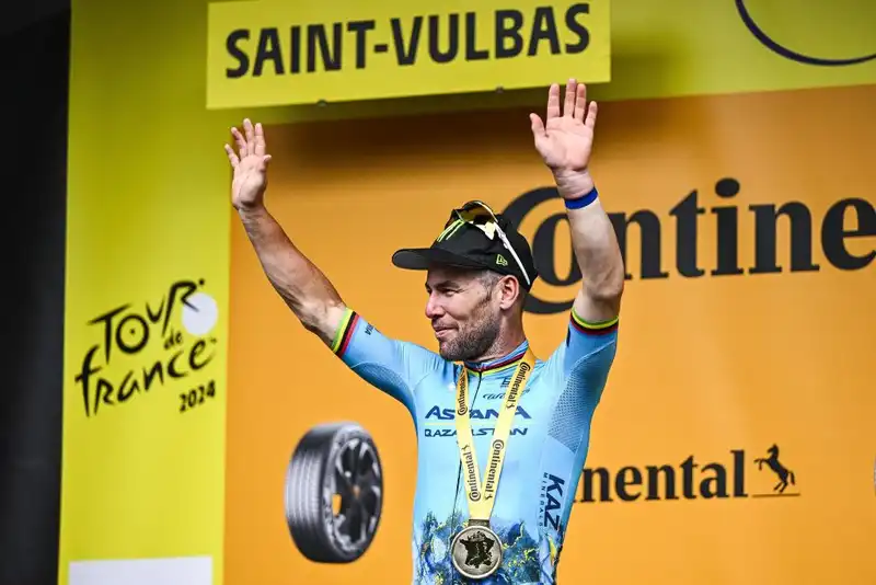 How did Mark Cavendish break Eddy Merckx's Tour de France stage win record?