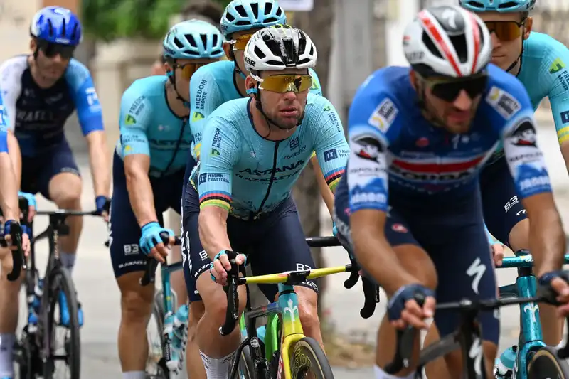 Mark Cavendish's Sprint Win at Tour de France Ruined by Late-Lap Confusion