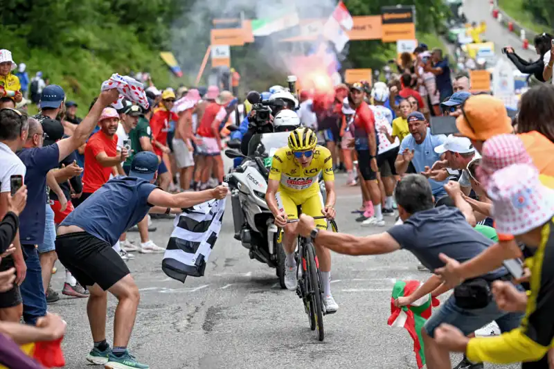 Tour de France Spectator Arrested for Throwing Chips at Pogachar and Vingegaard