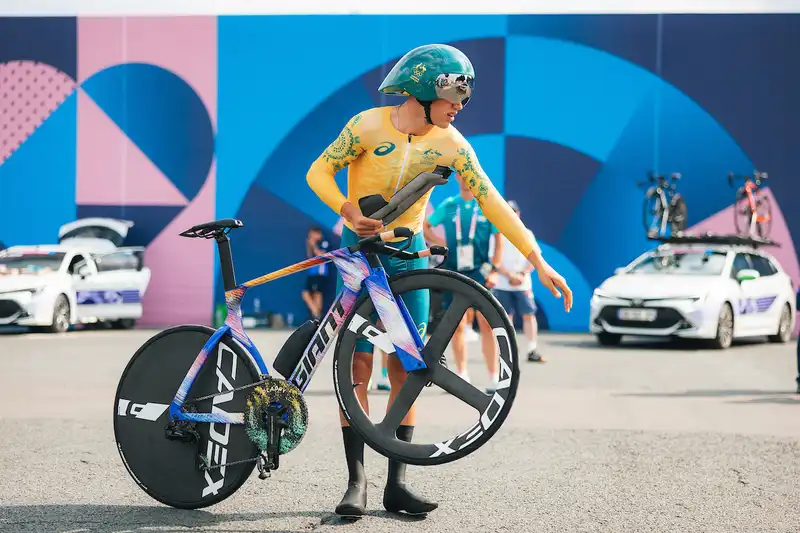 Luke Plapp crashes in the rainy Olympic time trial.