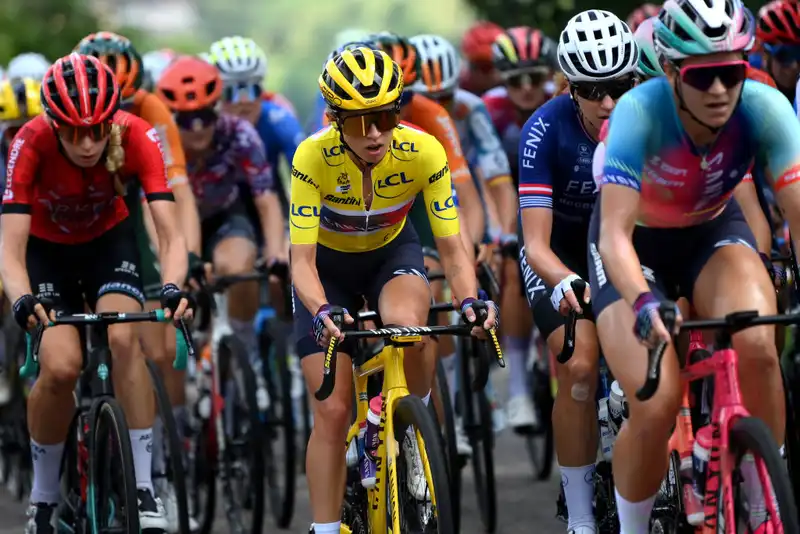 Kasia Niewiadoma keeps the yellow jersey.