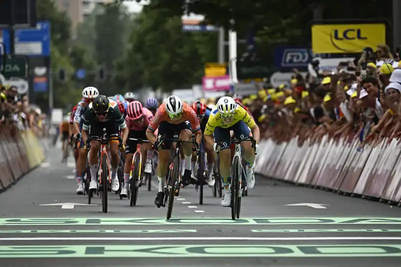 Unscathed Bike, Strongest Lead Out, No Excuses - Lorena Wiebes Loses Again to Charlotte Courre in Tour de France Femme Sprint