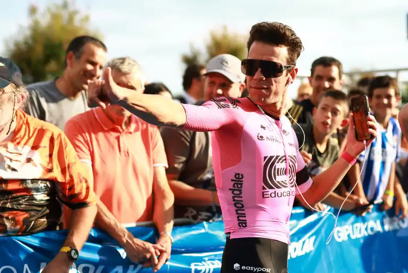 Rigoberto Urán breaks his hip and abandons the Vuelta a España for the “Last Dance”.