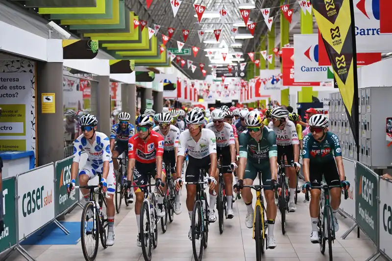 The Vuelta a España peloton runs through the hypermarket.