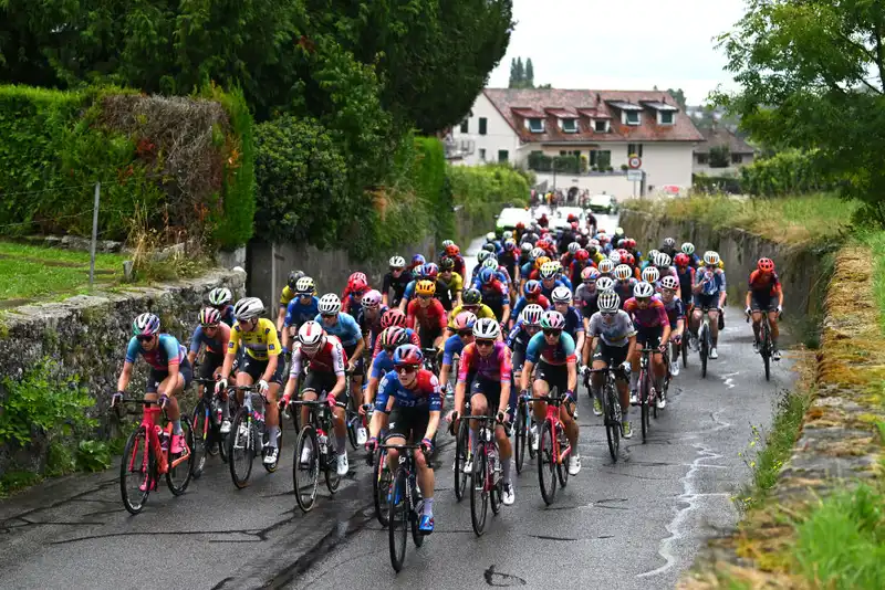 Tour de Romandie, Stage 3, Feminin crashes with 400m to go