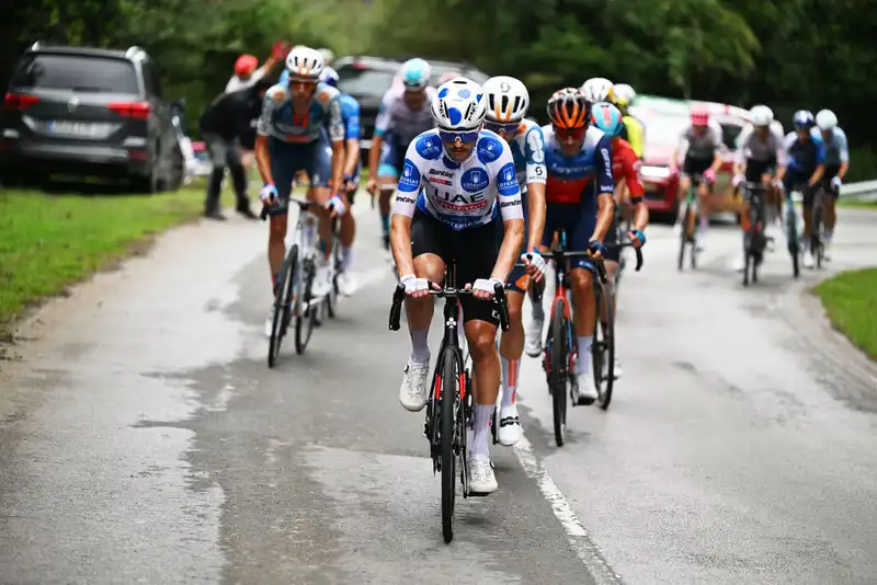 A “Bizarre Crash” - Jay Byrne, who inherited the lead in the Vuelta a España mountain prize, and Wout van Aert abstained.