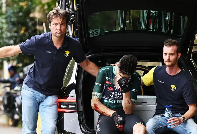 Wout van Aert crashes on a rainy downhill and abandons the Vuelta a España.