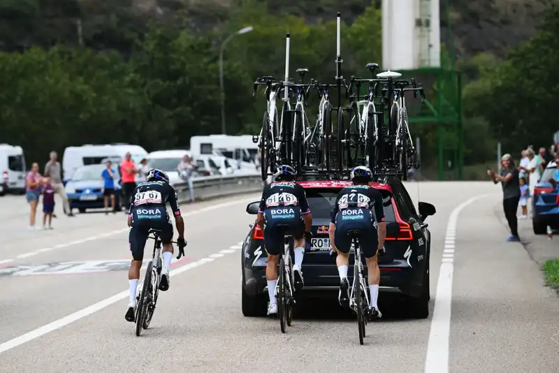 20 seconds added for Primoš Roglic, drafting behind the team car on stage 15 of the Vuelta a España.