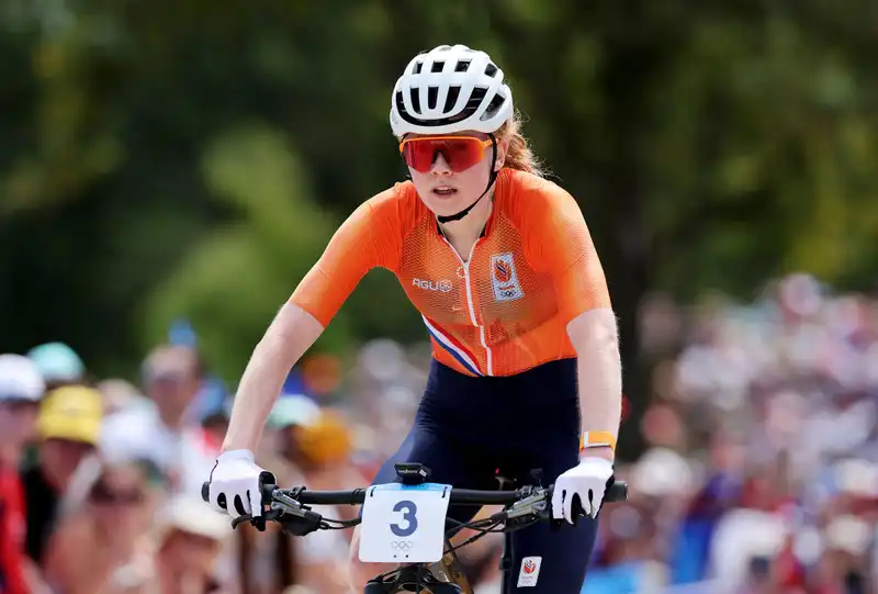 Puck Peters Abandons MTB World Cup Race to Compete in Double World Championships on Road and Gravel