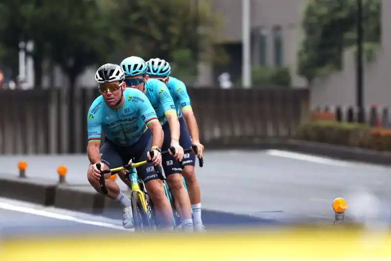 Sneaking into the Singapore Criterium of the Tour de France! Will this be Mark Cavendish's last race?