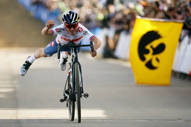 Tom Pidcock, Pinarello and Scott bikes in the 2025 race.